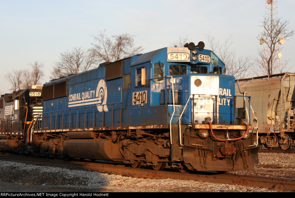 NS 5410 leads train 351 up the yard lead